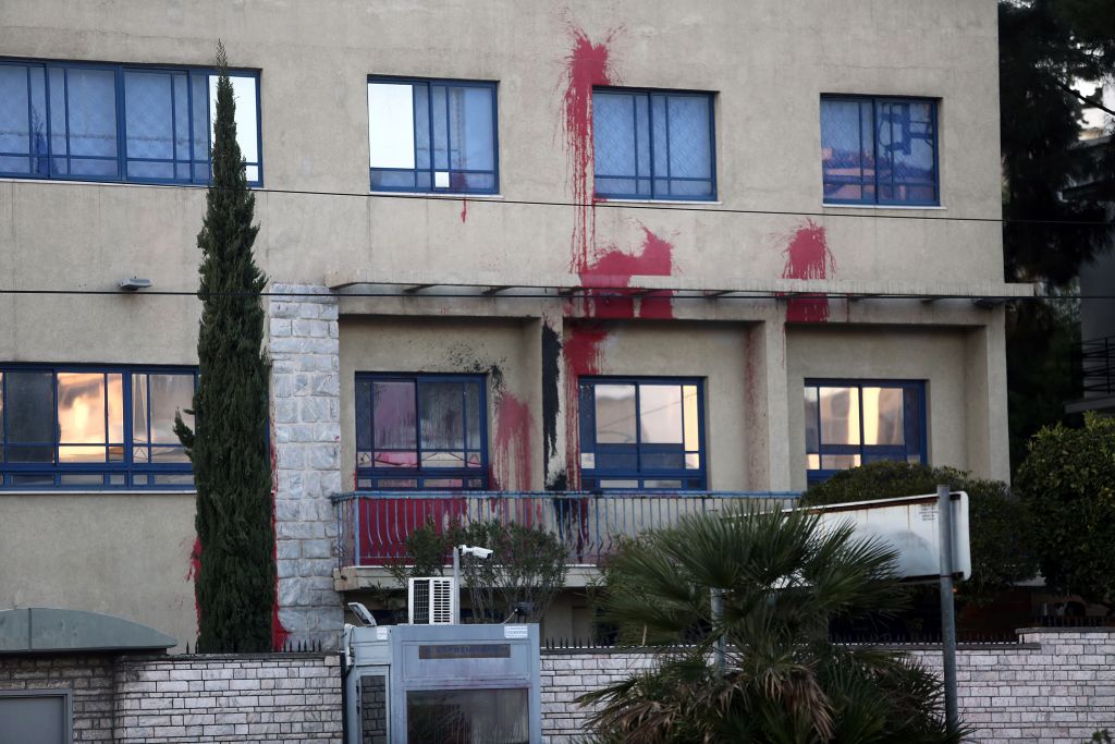 Ο Ρουβίκωνας απειλεί με νέες επιθέσεις