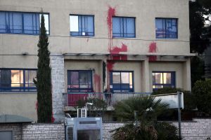 Ο Ρουβίκωνας απειλεί με νέες επιθέσεις