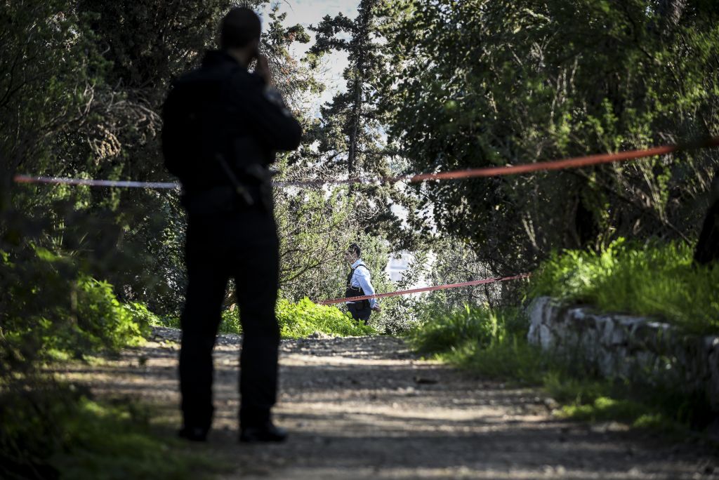 Πέντε άτομα λήστεψαν νεαρό ζευγάρι στου Φιλοπάππου