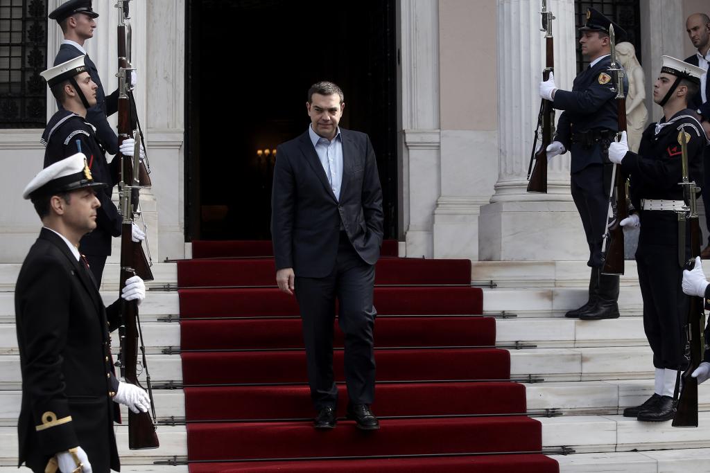 Επτά «βόμβες» στην αυλή του Μεγάρου Μαξίμου