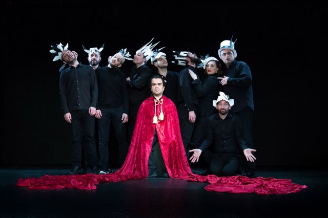 Η επανάσταση ως παρενδυσία