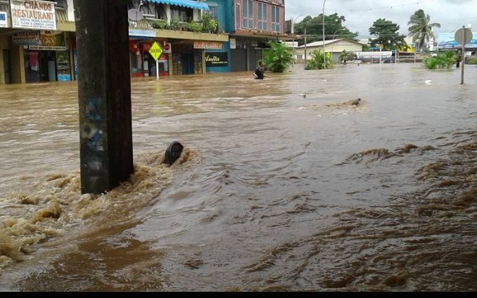 Φονικός τυφώνας σαρώνει τα νησιά Φίτζι