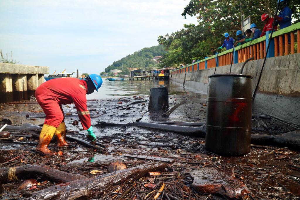 Σε κατάσταση έκτακτης ανάγκης το λιμάνι Μπαλικπαπάν εξαιτίας πετρελαιοκηλίδας