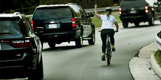 Μηνύει την εταιρεία που την απέλυσε για άσεμνη χειρονομία στον Τραμπ