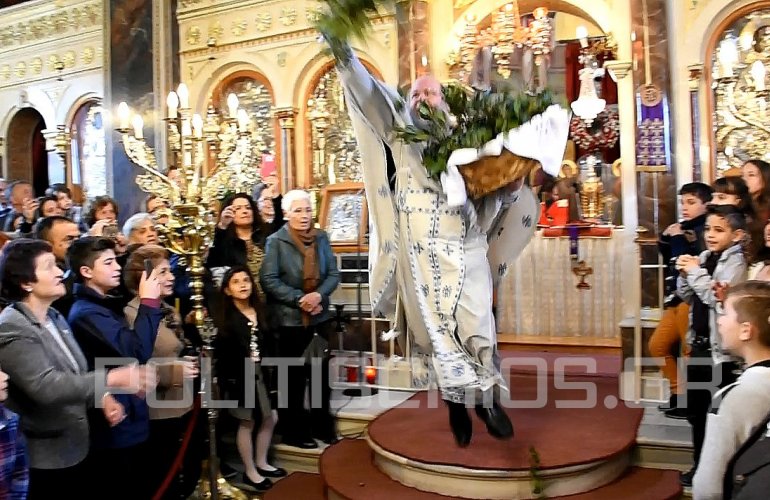 Η ξεχωριστή πρώτη Ανάσταση με τον «ιπτάμενο ιερέα» στη Χίο (βίντεο)