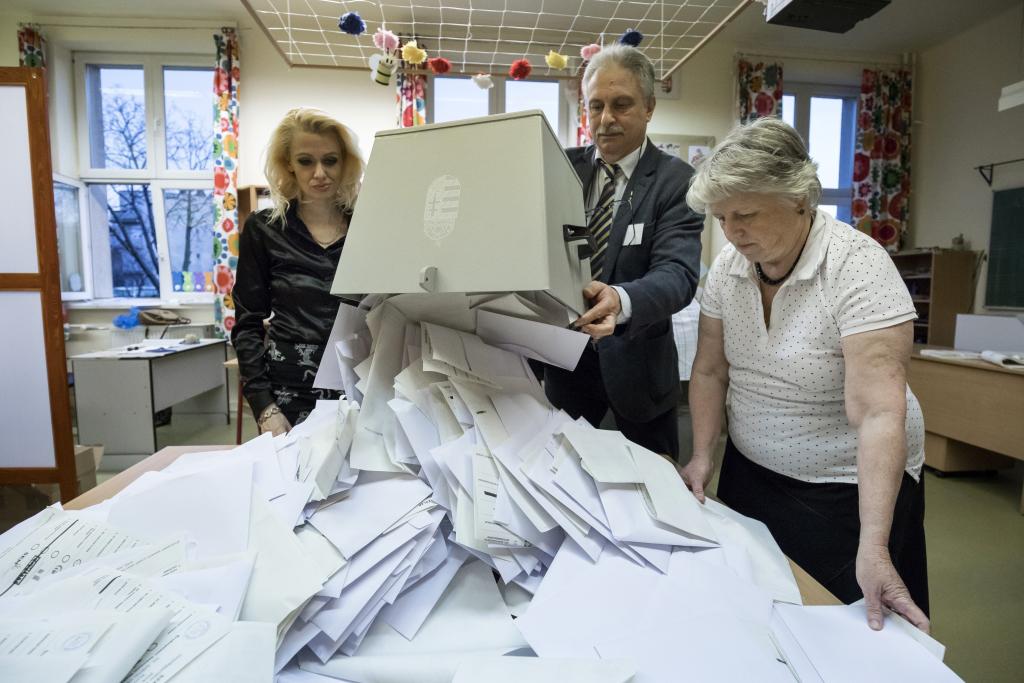 Μετρούν τις ψήφους στην Ουγγαρία