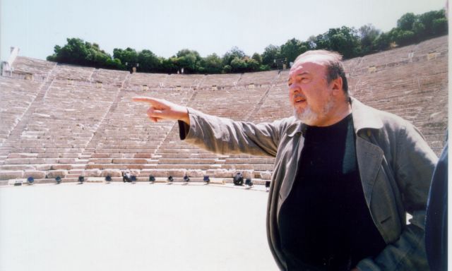 Γκάφα των βραβείων Ολίβιε με την παράλειψη του Πίτερ Χολ από το αφιέρωμα In Memoriam