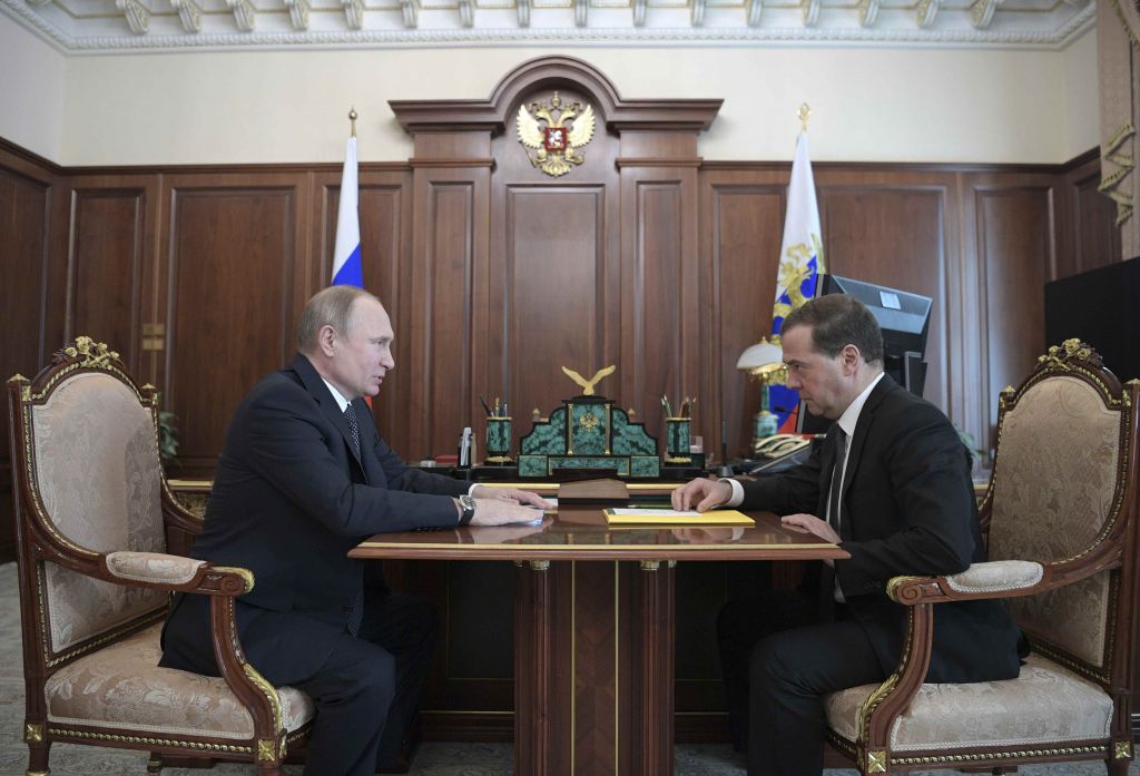 Υπέρ της πολιτικής Πούτιν εναντίον Μεντβέντεφ οι ρώσοι