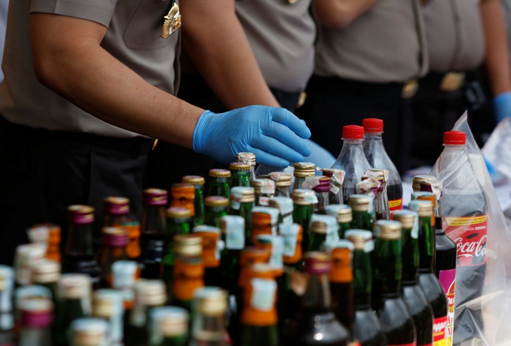 Ινδονησία: Οι αρχές κατέστρεψαν χιλιάδες μπουκάλια νοθευμένου αλκοόλ
