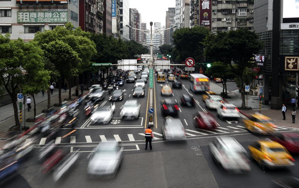 Αυξημένες εκπομπές CO2 και πωλήσεις βενζινοκίνητων στην ΕΕ