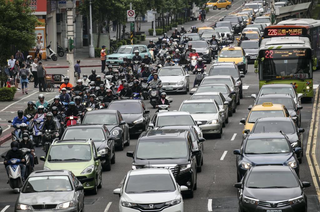 Αγώνας δρόμου για τις αυτοκινητοβιομηχανίες για τα νέα μέτρα της ΕΕ