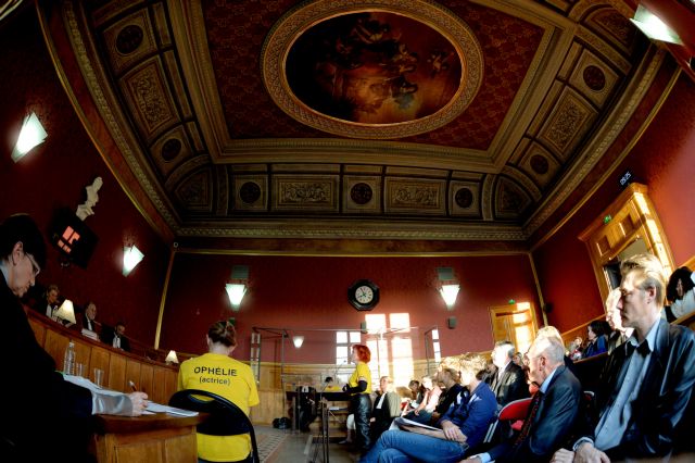 Οι θεατές δικάζουν τον κατηγορούμενο Αμλετ