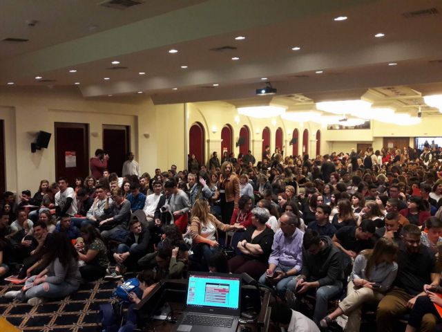 Η «βιομηχανία» των πανελλαδικών