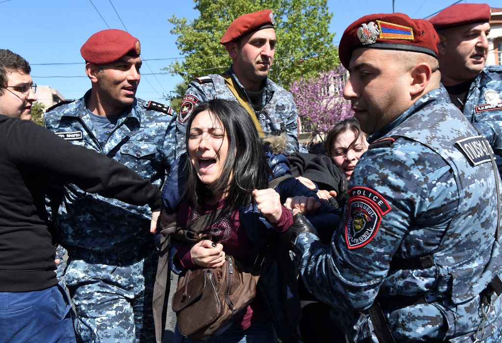 Αρμενία: Δεκάδες τραυματίες σε διαδηλώσεις κατά του Σαρκισιάν