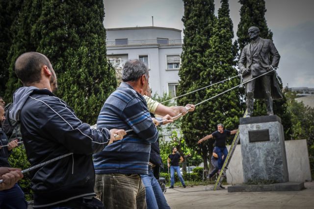 Συμπλοκές μεταξύ διαδηλωτών και ΜΑΤ