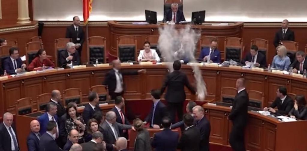 Πέταξαν αλεύρι στον Εντι Ράμα μέσα στην αλβανική Βουλή (βίντεο)