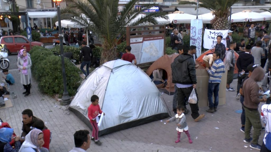 Μυτιλήνη: Πρόσφυγες και μετανάστες έστησαν καταυλισμό διαμαρτυρίας