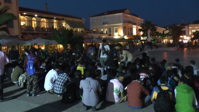 Μετανάστες κατέλαβαν την πλατεία Σαπφούς στη Μυτιλήνη