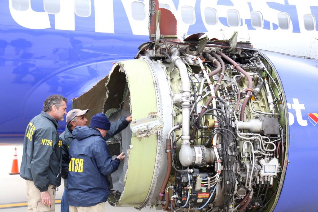 Πτήση θανάτου στις ΗΠΑ: Μία νεκρή από έκρηξη σε κινητήρα Boeing 737