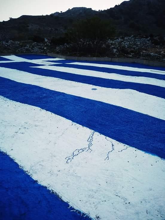 Ζωγράφισαν τεράστια ελληνική σημαία με εμβαδό 600 τετραγωνικά