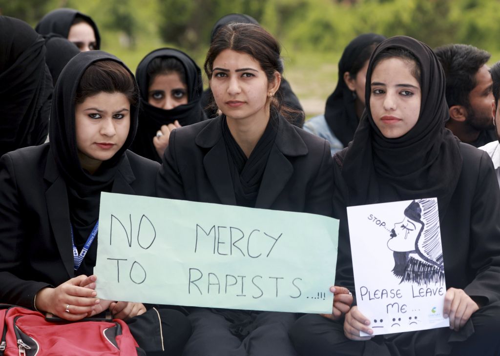Επιβολή θανατικής ποινής στους βιαστές παιδιών εξετάζει η Ινδία