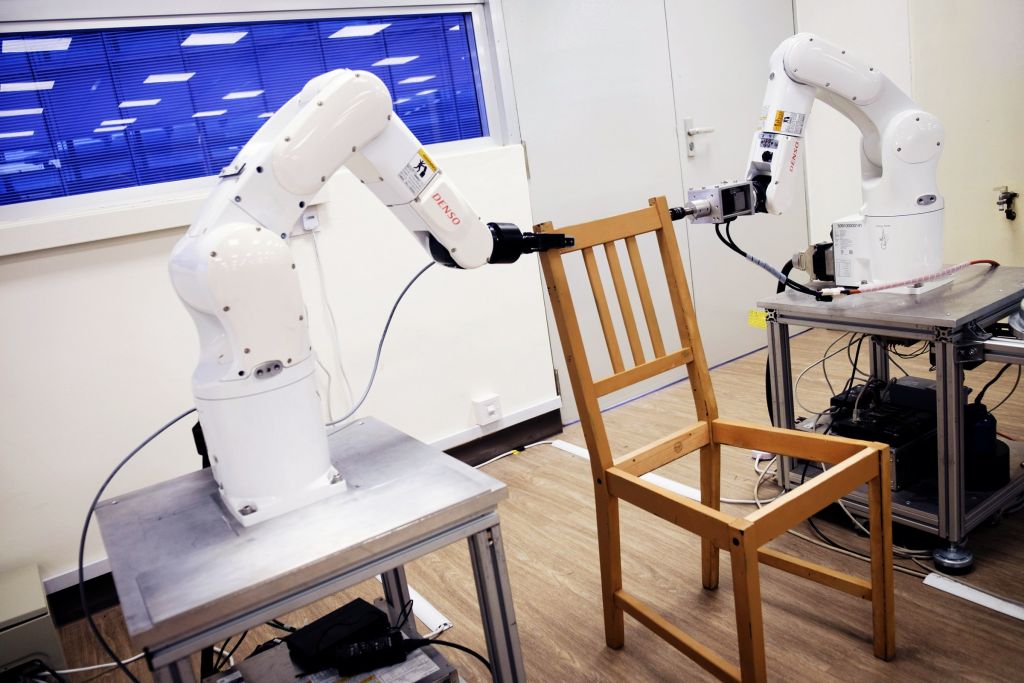 Ρομπότ συναρμολογούν μέσα σε λίγα λεπτά έπιπλα της ΙΚΕΑ
