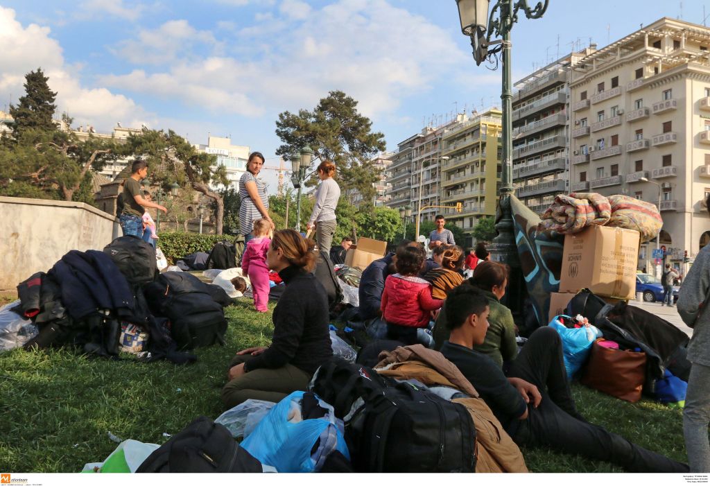 Στο άγαλμα του Βενιζέλου 60 πρόσφυγες που δεν έχουν πού να μείνουν