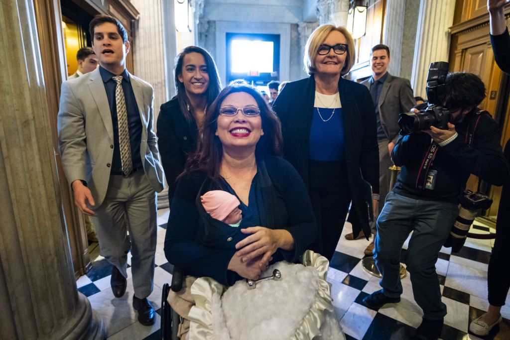 ΗΠΑ: Η Τάμι Ντάκγουορθ ψήφισε στη Γερουσία αγκαλιά με το 10 ημερών μωρό της