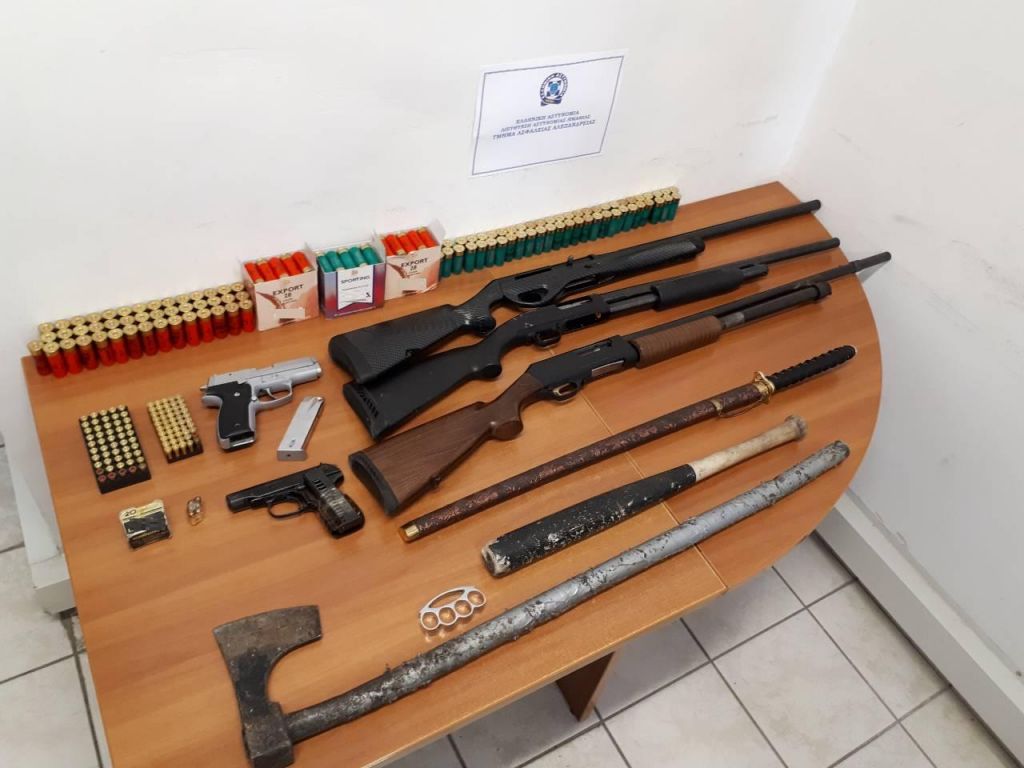 Συνελήφθησαν πατέρας και γιος με όπλα, τσεκούρι, σπαθί και 250.000 ευρώ