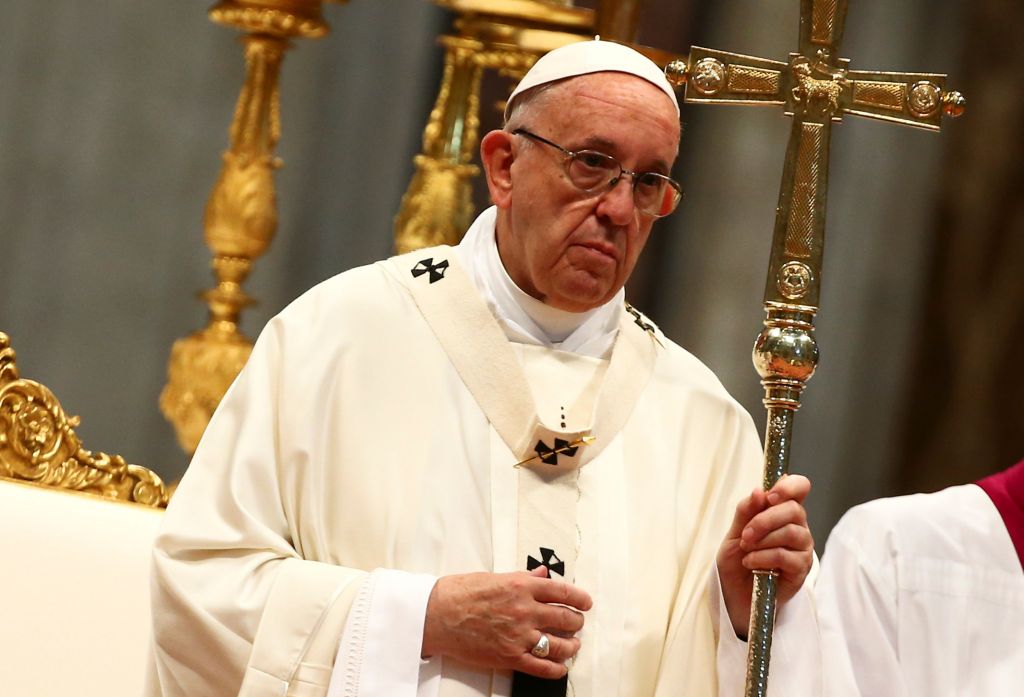 Ο πάπας Φραγκίσκος κερνάει παγωτά τους άστεγους της Ρώμης