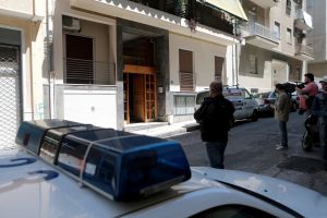 Επίθεση με μαχαίρι και οξύ σε αστυνομικούς στον Αγιο Παντελεήμονα