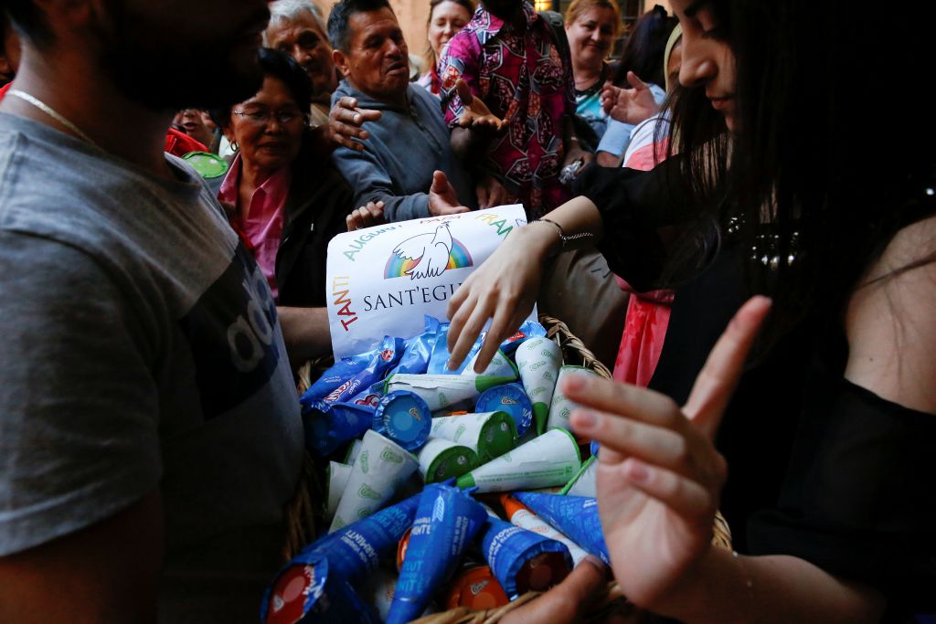 Ο Πάπας προσέφερε 3.000 παγωτά σε φτωχούς