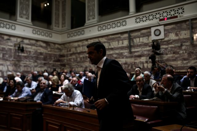 Ανάμεσα σε εσωκομματικές μυλόπετρες ο Τσίπρας