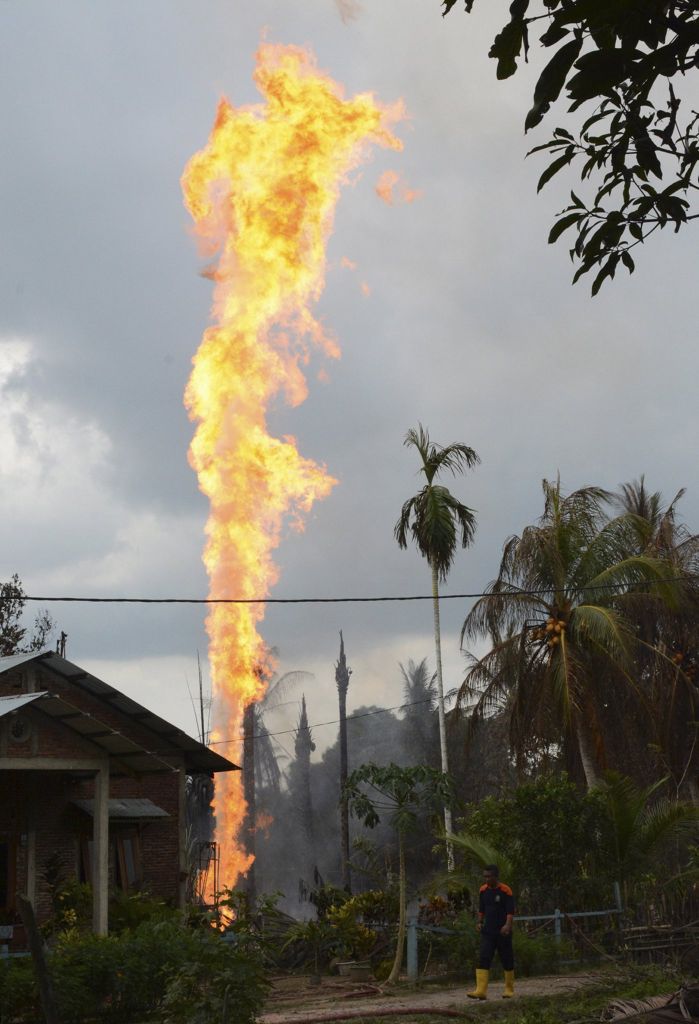 Ινδονησία: Τουλάχιστον 10 νεκροί από πυρκαγιά σε παράνομη πετρελαιοπηγή