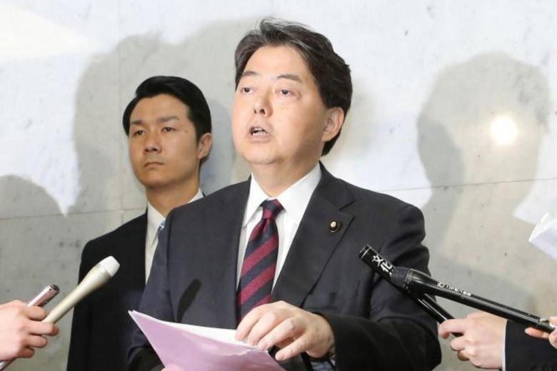 Η γυμναστική υπουργού Παιδείας που οδήγησε σε «γιόγκα γκέιτ»