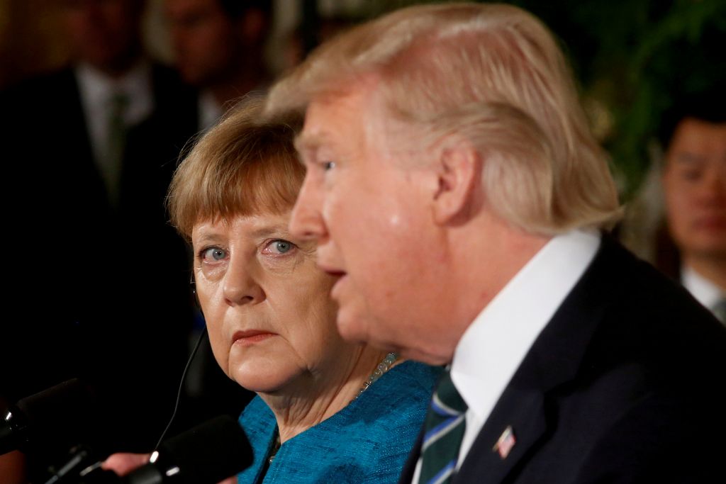 Suddeutsche Zeitung: Η Μέρκελ ετοιμάζεται για εμπορικό πόλεμο ΕΕ – ΗΠΑ