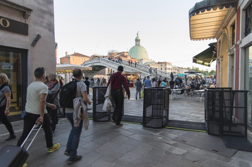 Μεταλλικές μπάρες θα εμποδίζουν τη διέλευση πεζών στη Βενετία