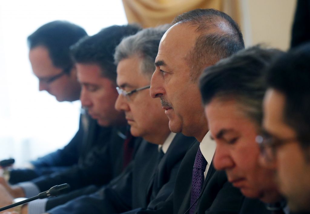 Τσαβούσογλου: Παράνομη μια στρατιωτική λύση στη Συρία