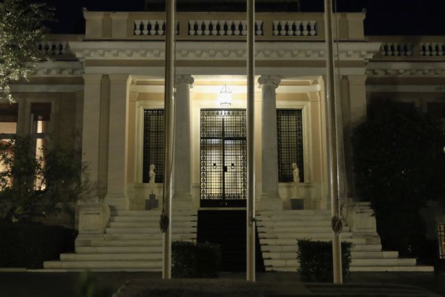 Σε μαύρη τρύπα σκανδάλων και Προσφυγικού