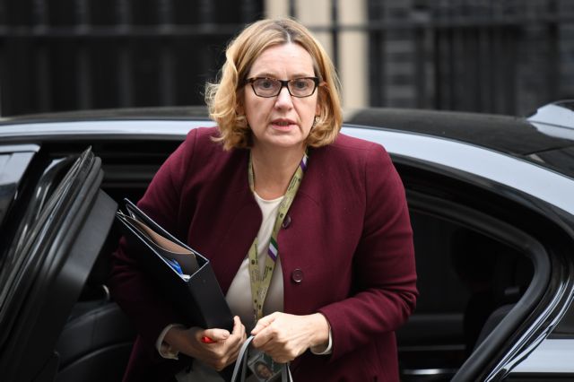Οι μετανάστες «έφαγαν» τη βρετανίδα υπουργό Εσωτερικών
