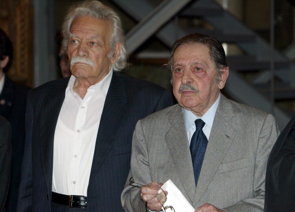 Ετσι κατέβασαν τη ναζιστική σημαία Μ. Γλέζος και Λ. Σάντας