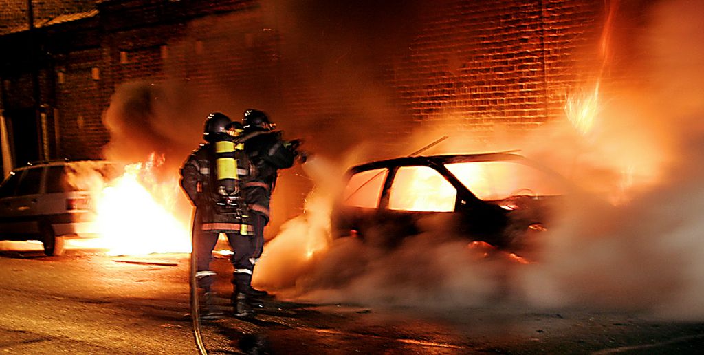 Αναρχικοί έβαλαν φωτιά στο αυτοκίνητο συμβολαιογράφου