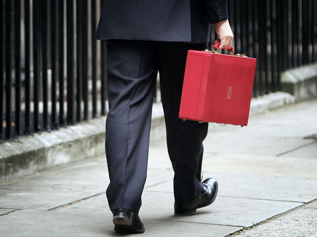 Ποιοί παρακολουθούν τα τηλέφωνα με βαλιτσάκια