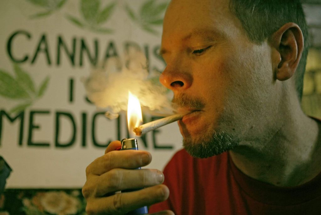 Τετραπλάσια η χρήση κάνναβης μεταξύ των γονέων καπνιστών