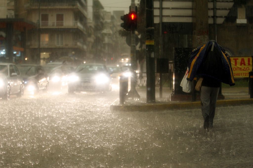 Πλημμύρες και συγκρούσεις ΙΧ από την καταιγίδα στη Θεσσαλονίκη