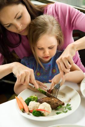 Πώς να μάθετε τα παιδιά σας να τρώνε σωστά