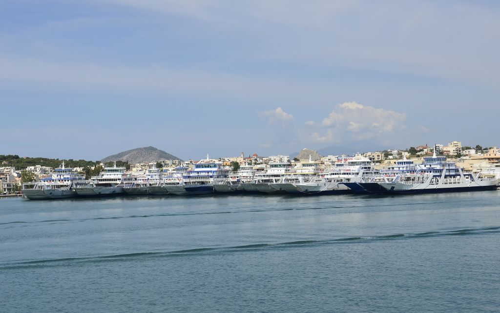 Εισροή υδάτων σε φορτηγίδα στη Σαλαμίνα