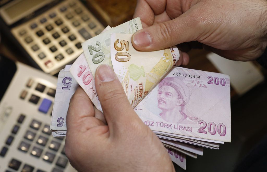 Δράμα στην Τουρκία: Πουλάνε λίρες, αγοράζουν ευρώ, χρυσό και δολάρια