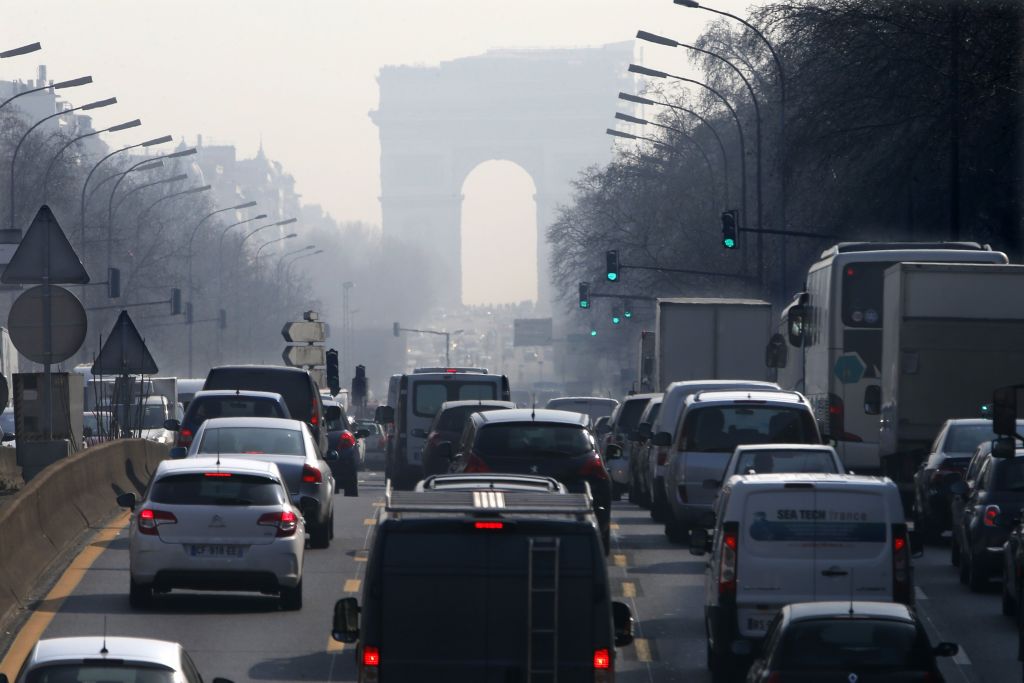Tα οδικά μέσα μεταφοράς υπεύθυνα για το 25% των εκπομπών CO2 στην ΕΕ