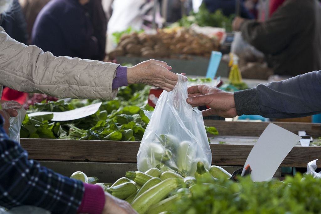 Ρύθμιση χρεών στους πωλητές Λαϊκών Αγορών